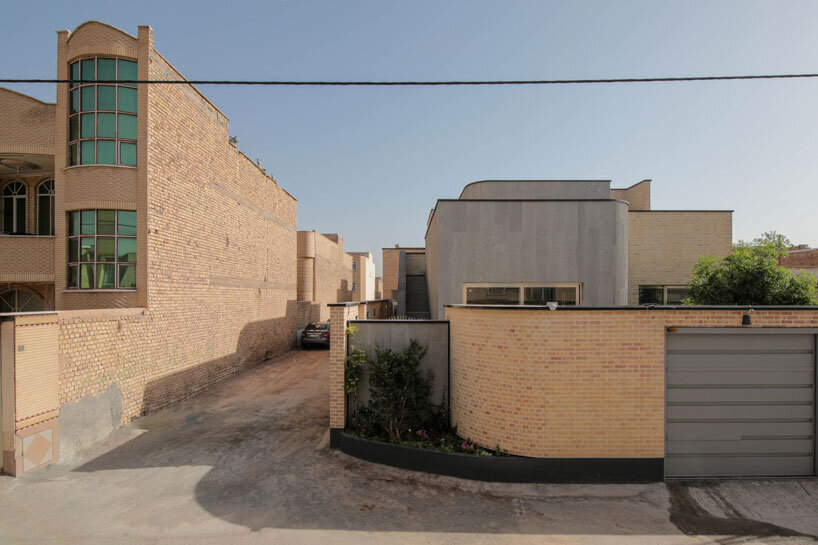 des vides lumineux percent une maison en brique d'Annab en Iran