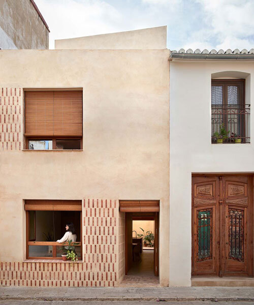 vertically clad bricks ornament casa carceller's facade in spain