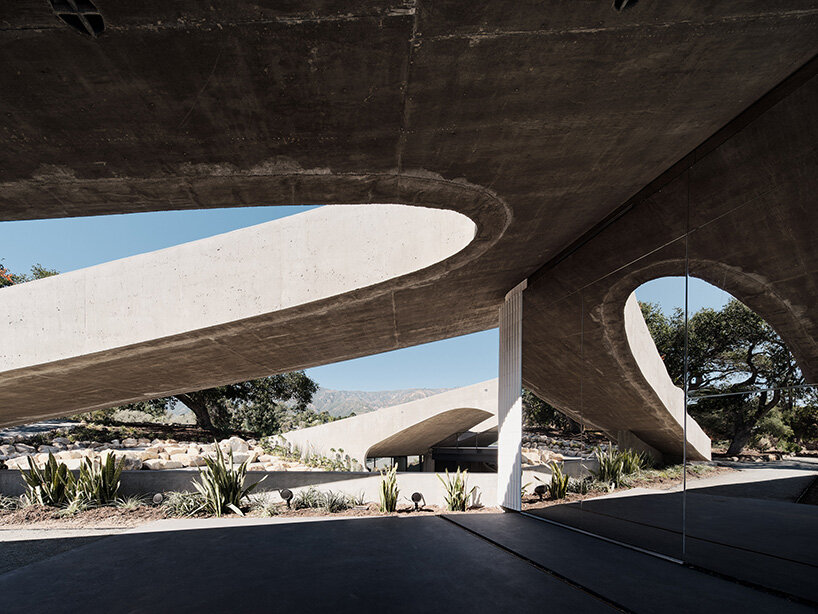 la résidence en béton fluide par Donaldson + Partners émerge du terrain à flanc de colline de Californie