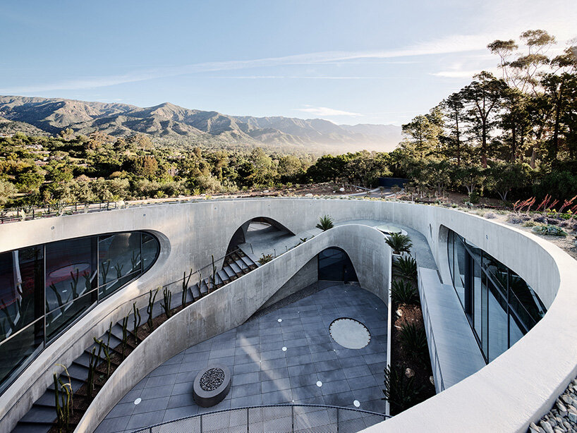 la résidence en béton fluide par Donaldson + Partners émerge du terrain à flanc de colline de Californie