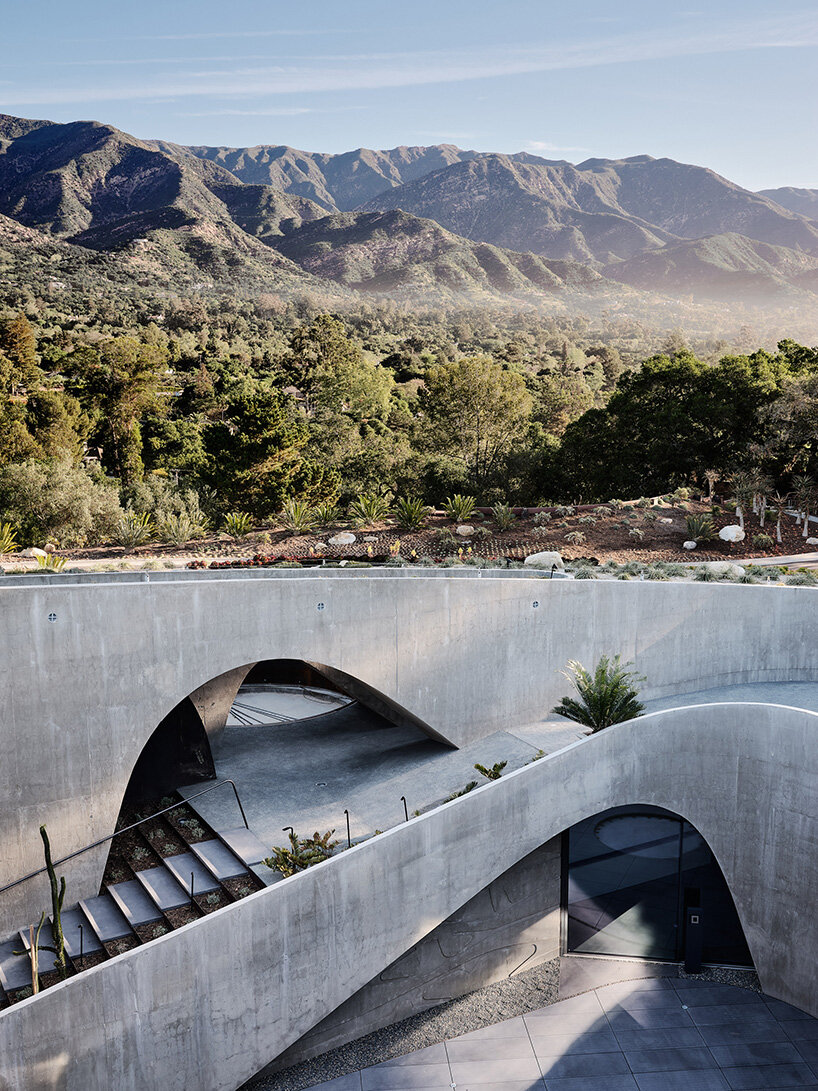 la résidence en béton fluide par Donaldson + Partners émerge du terrain à flanc de colline de Californie