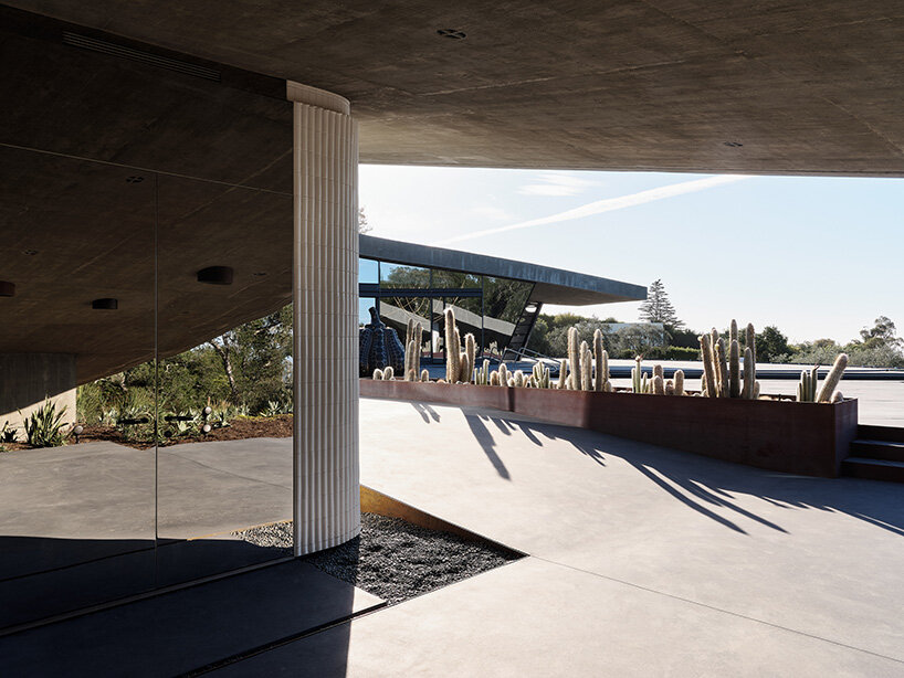 la résidence en béton fluide par Donaldson + Partners émerge du terrain à flanc de colline de Californie