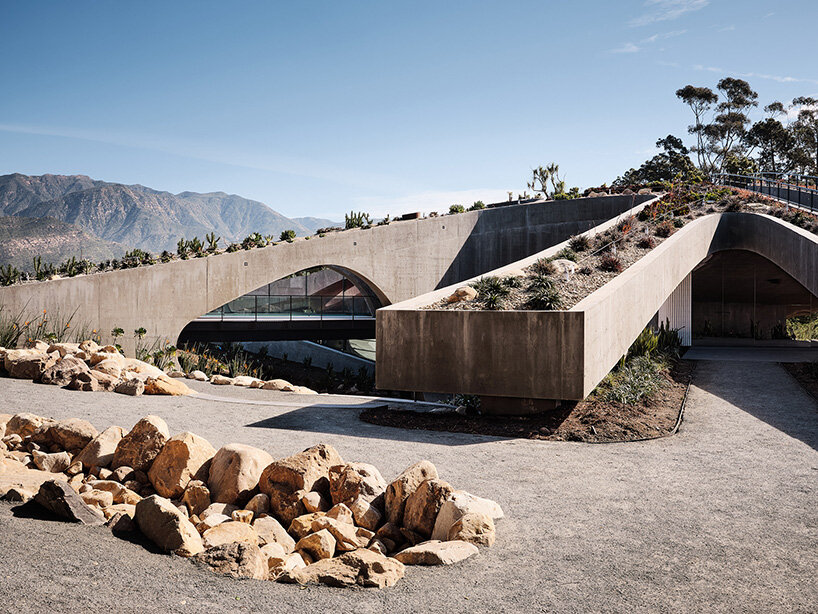 la résidence en béton fluide par Donaldson + Partners émerge du terrain à flanc de colline de Californie