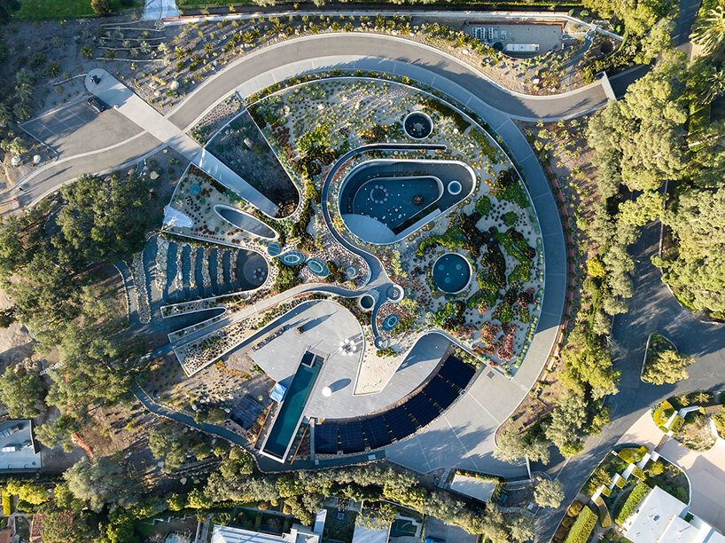 la résidence en béton fluide par Donaldson + Partners émerge du terrain à flanc de colline de Californie