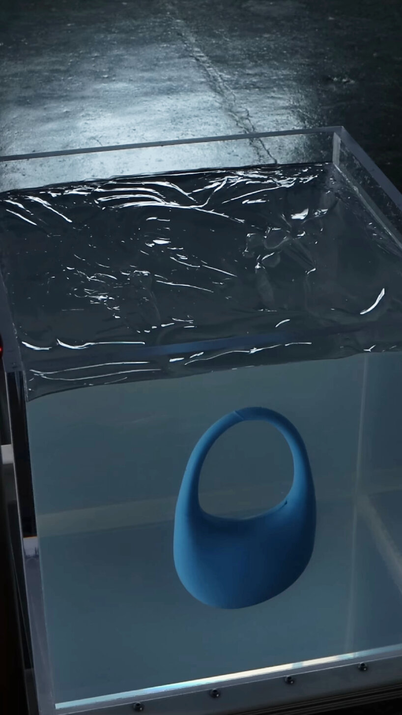 the 3D printing takes place inside a glass box of water-based gel