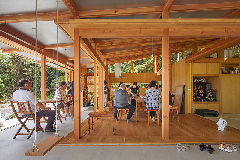 curved roof follows ridgeline of japanese mountains in weekend home by ota archistudio