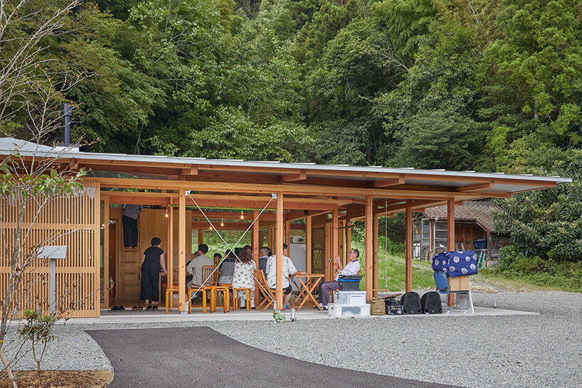 curved roof follows ridgeline of japanese mountains in weekend home by ota archistudio