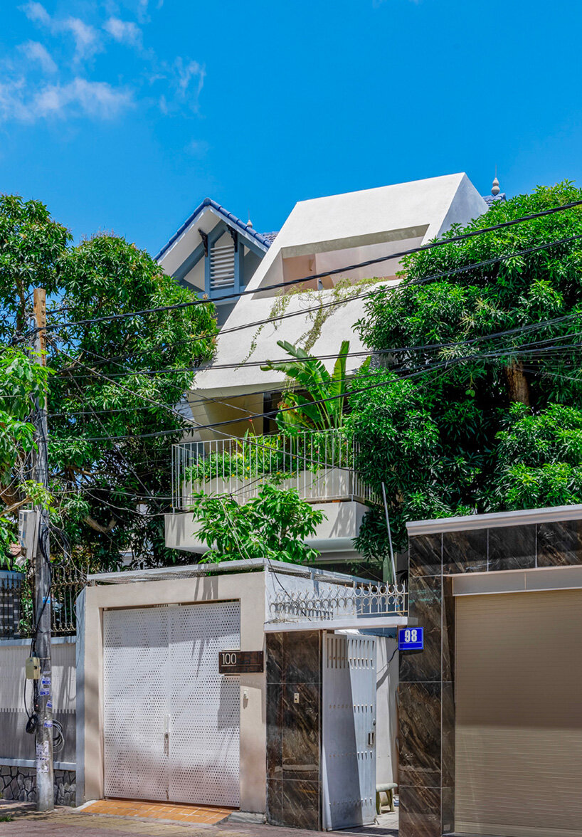 Los recortes en el techo inclinado de hormigón iluminan una casa en Vietnam por DMA Architects