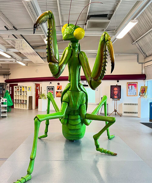 david shrigley’s colossal praying mantis sculpture lands in UK college classroom