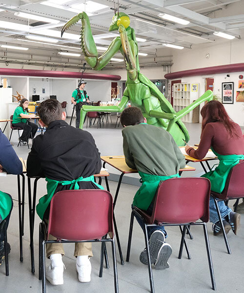 david shrigley’s colossal praying mantis sculpture lands in UK college classroom