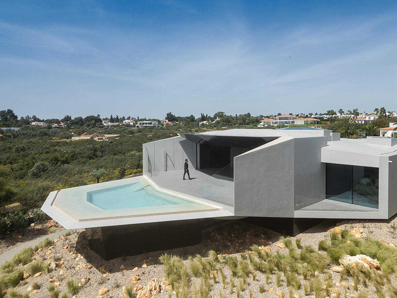 la villa futuriste réalisée par des architectes sur mesure semble prête à voler au-dessus de la côte portugaise