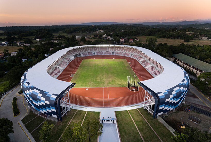 la façade géométrique enveloppe le stade par le studio de design WTA, reflétant le tissu ilocano traditionnel