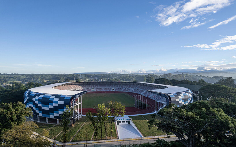 la façade géométrique enveloppe le stade par le studio de design WTA, reflétant le tissu ilocano traditionnel