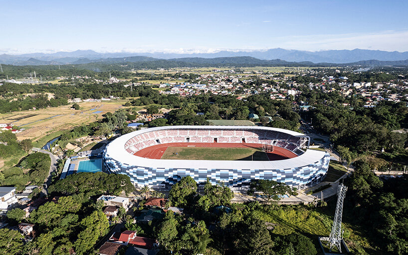 la façade géométrique enveloppe le stade par le studio de design WTA, reflétant le tissu ilocano traditionnel