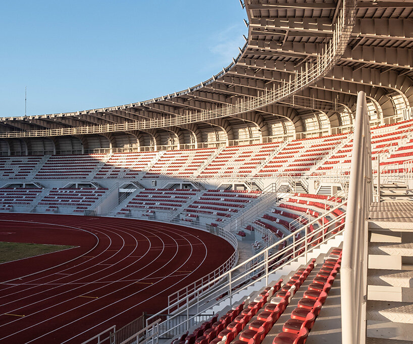 la façade géométrique enveloppe le stade par le studio de design WTA, reflétant le tissu ilocano traditionnel