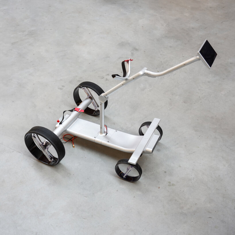 iXi golf trolley autonomously follows players, providing AI-powered gameplay analysis