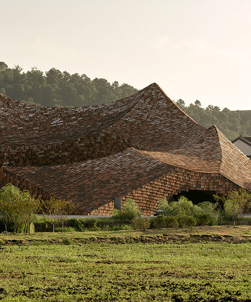 kengo kuma wraps undulating clay museum in ceramic panels for china's 'pottery city'