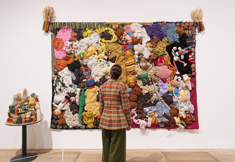 Hantu, ingatan, dan manusia super: Pameran besar Inggris pertama Mike Kelley hadir di Tate Modern