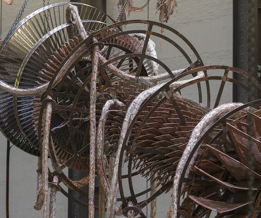 Mire Lee transforme la salle des turbines de la Tate Modern en une étrange usine de sculptures ressemblant à de la peau