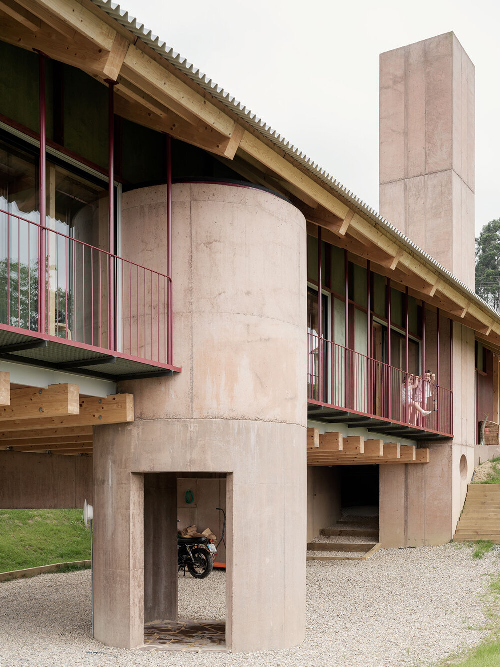 Ubicada en un terreno escarpado en España, la casa de Nahinuena aparece como una colección de materias primas