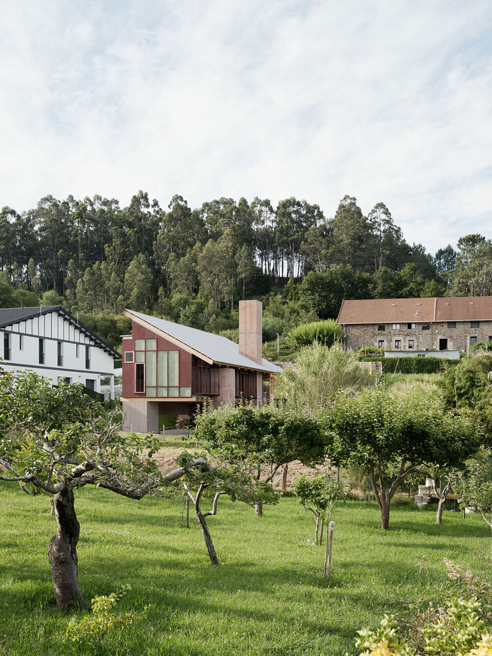 resting over steep grounds in spain, nahinuena house emerges as a collage of raw materials