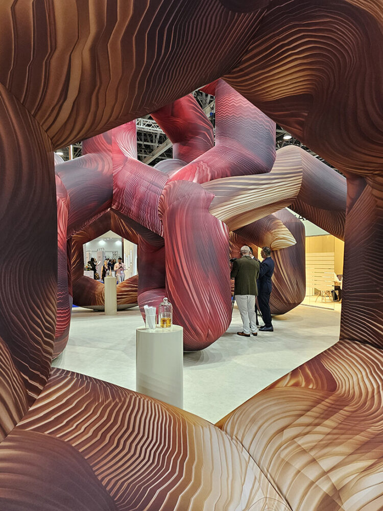 Se inaugura la instalación del laberinto perfumado de Cyril Lancelin en ...