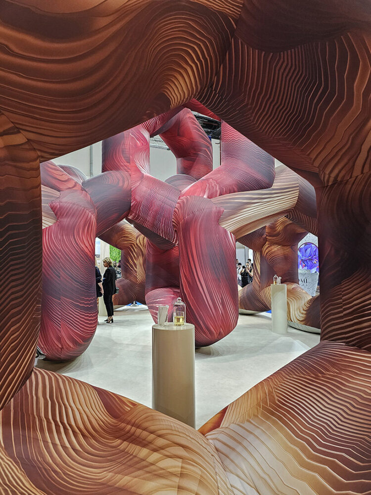 Se inaugura la instalación del laberinto perfumado de Cyril Lancelin en ...