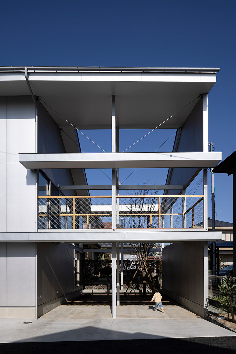 silver panels mirror japanese cityscape on goya schröder’s wooden-framed residence