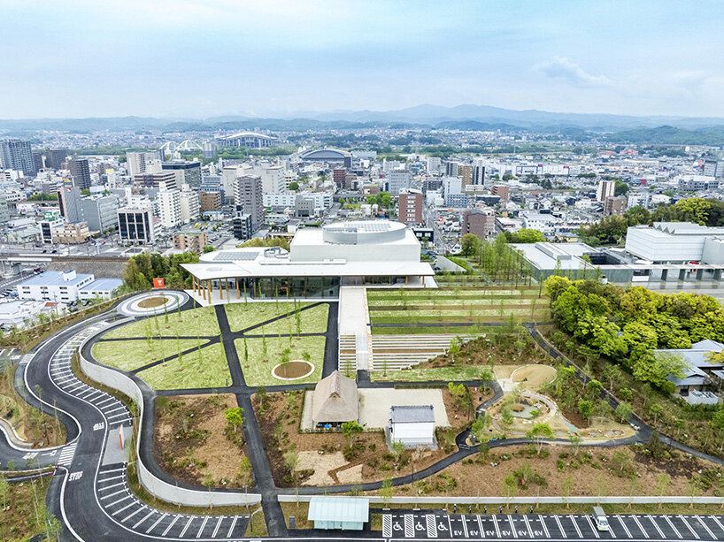 Le musée de la ville de Toyota de Shigeru Ban est éclairé par une ...