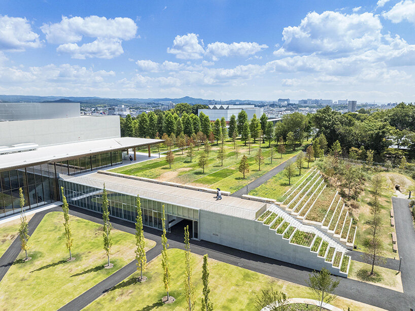 Le musée de la ville de Toyota des architectes d'interdiction de Shigeru illuminé par une lucarne en bois emblématique