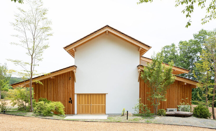 des fenêtres en bois transforment la résidence par sobokuya inc. dans une galerie de paysages japonais