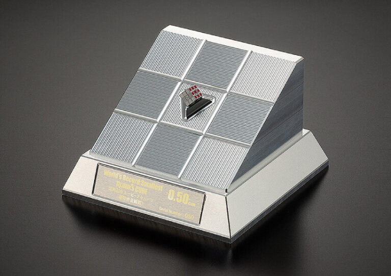 world’s smallest metal rubik’s cube is so tiny it may need tweezers to ...