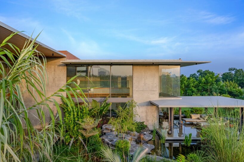Elementos de agua y vegetación envuelven la casa de Hiran Patel Architects en India en un entorno tranquilo