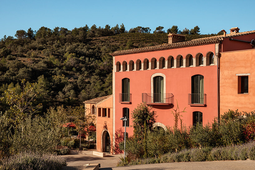 El color burdeos refleja la herencia vitivinícola española del estudio astet.