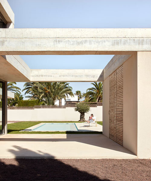 green courtyards encircle casa en dénia by quadrat estudio along natural park in spain