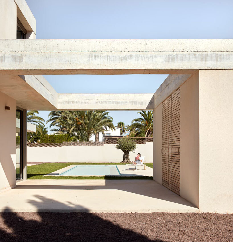 green courtyards encircle casa en dénia by quadrat estudio and contell martínez in spain