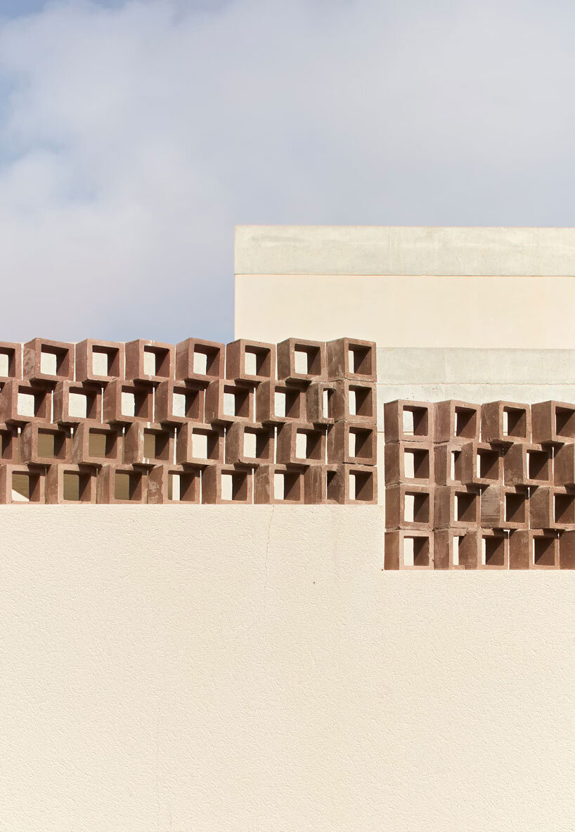 green courtyards encircle casa en dénia by quadrat estudio and contell martínez in spain