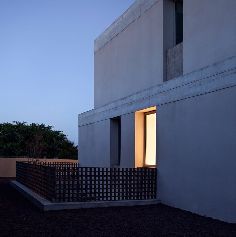 green courtyards encircle casa en dénia by quadrat estudio and contell martínez in spain