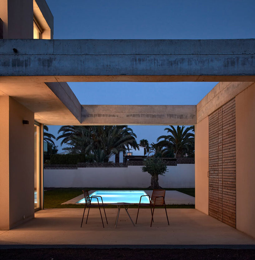 green courtyards encircle casa en dénia by quadrat estudio and contell martínez in spain