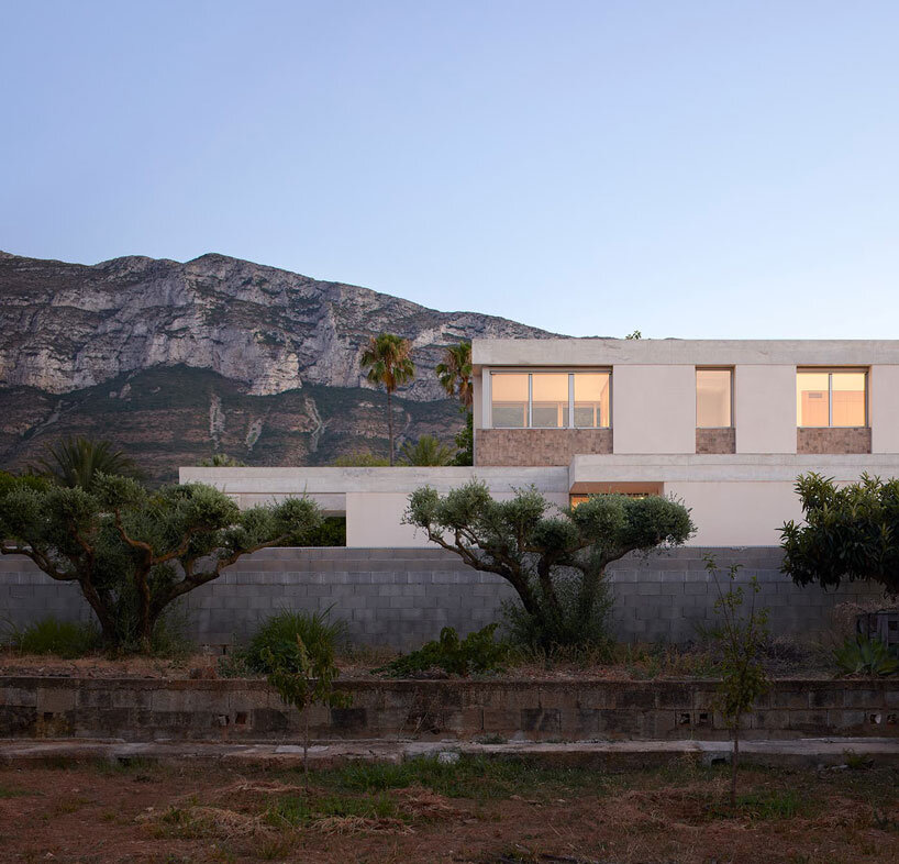 green courtyards encircle casa en dénia by quadrat estudio and contell martínez in spain