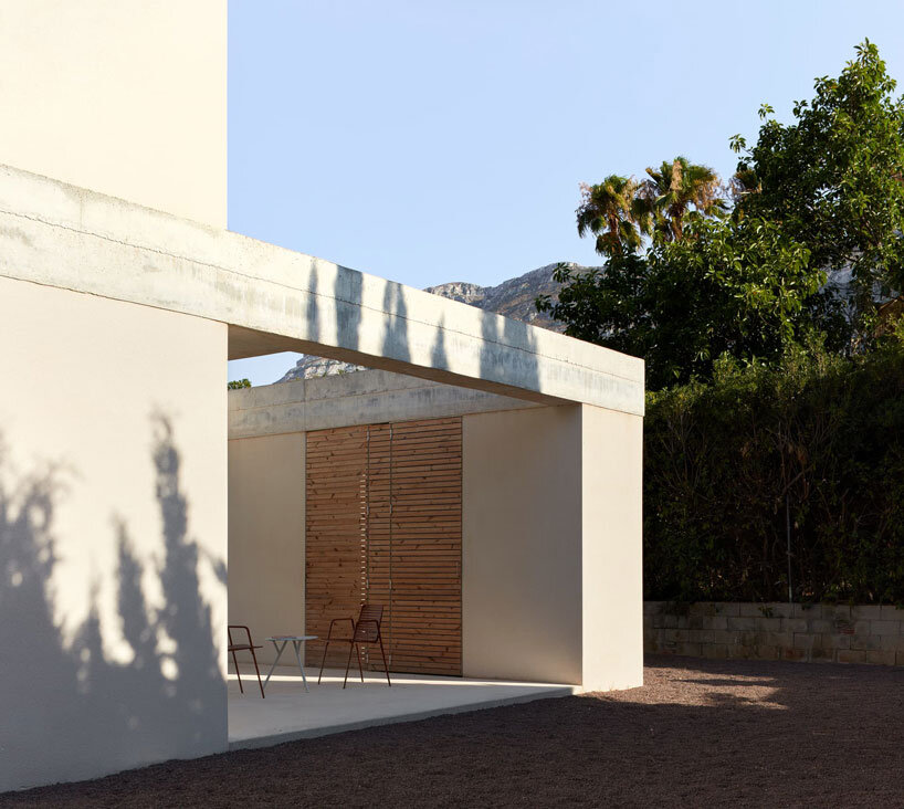 green courtyards encircle casa en dénia by quadrat estudio and contell martínez in spain