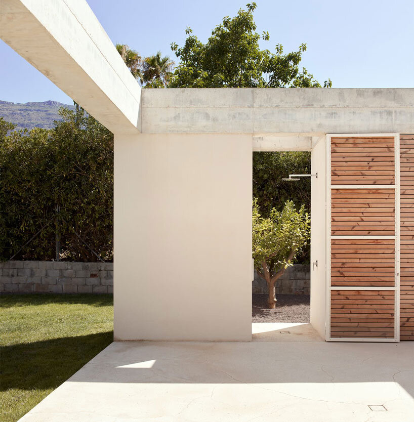green courtyards encircle casa en dénia by quadrat estudio and contell martínez in spain