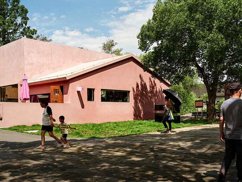 Espacio cultural de cemento rosa Sakura diseñado por Qicang, China