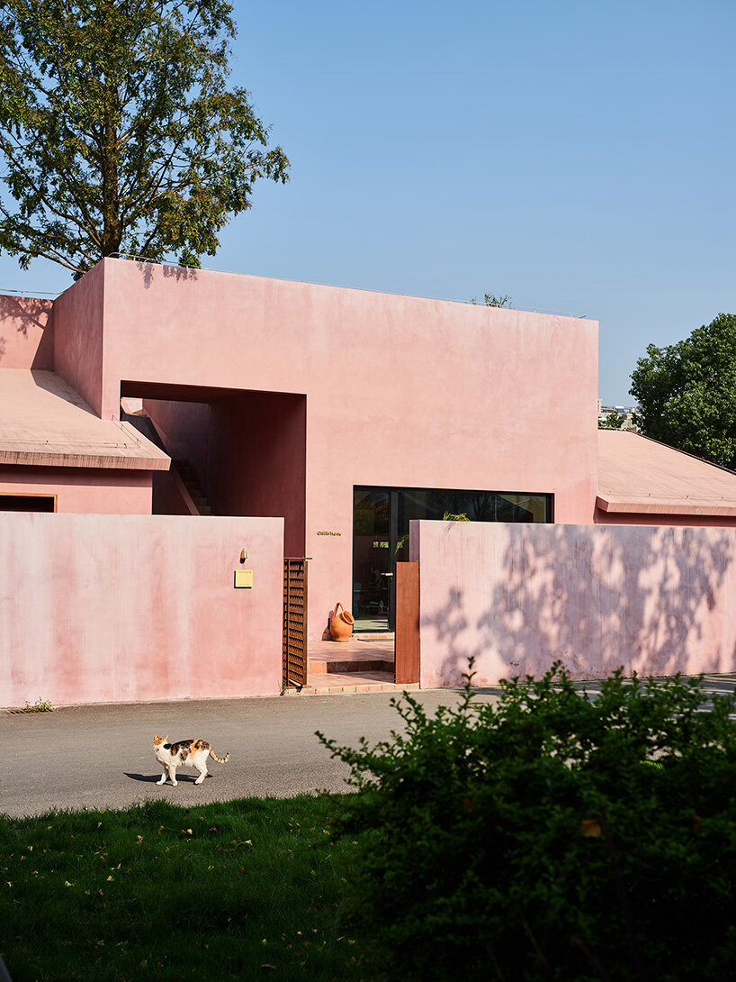 Espacio cultural de cemento rosa Sakura diseñado por Qicang, China