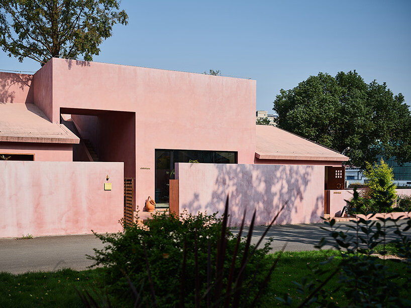 Espacio cultural de cemento rosa Sakura diseñado por Qicang, China