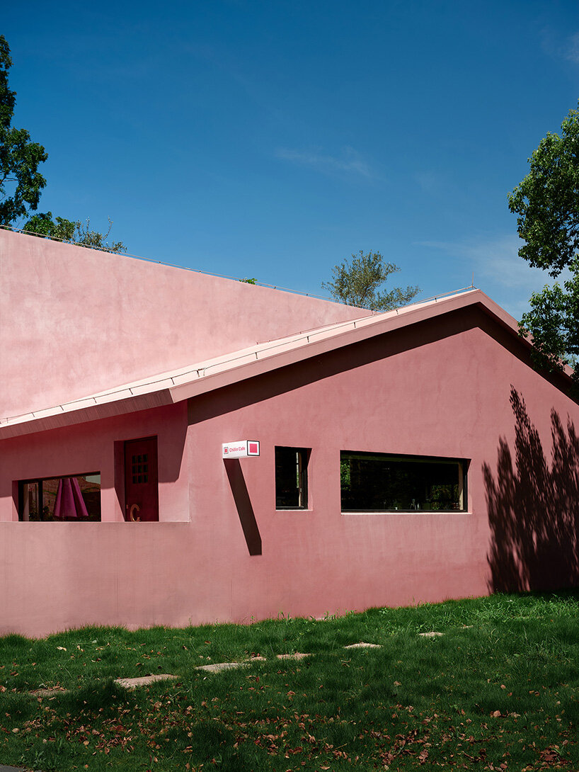 Espacio cultural de cemento rosa Sakura diseñado por Qicang, China