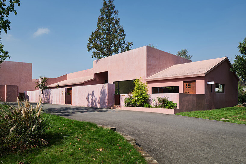 Espacio cultural de cemento rosa Sakura diseñado por Qicang, China