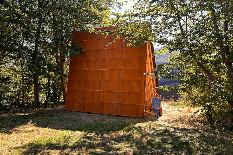 Christoph Hesse reimagina el campo con la exposición 'Rural Rebellion' en el Aedes de Berlín