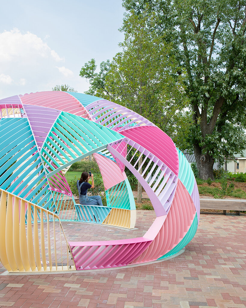 Le pavillon coloré en forme de dôme de Hou de Sousa, dans l'Arkansas, ressemble à une courtepointe flottant dans les airs.