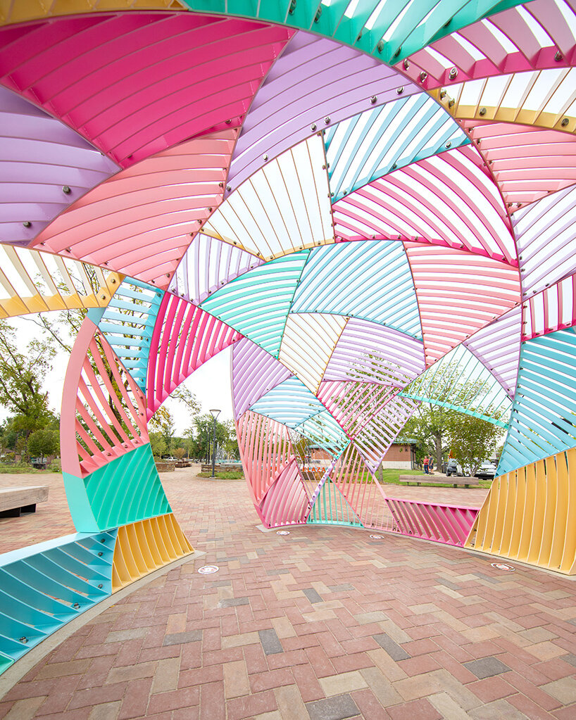 Le pavillon coloré en forme de dôme de Hou de Sousa, dans l'Arkansas, ressemble à une courtepointe flottant dans les airs.